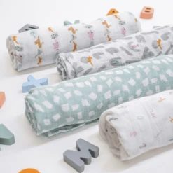 Aden + Anais™ Essential S Pucktuch 4-pack Alpha Bet Animals 7 Aden + Anais™ Essential S Pucktuch 4-pack Alpha Bet Animals -Kleine Wondertjes aden anais essential s pucktuch 4 pack alpha bet animals a383652 2