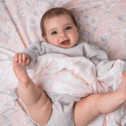 Aden + Anais™ Zijdezachte Mousseline Draagdoek 2 Pak Stencil 9 Aden + Anais™ Zijdezachte Mousseline Draagdoek 2 Pak Stencil -Kleine Wondertjes aden anais zijdezachte mousseline draagdoek 2 pak stencil a390106 4