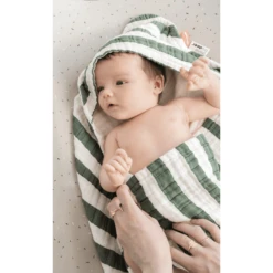 Done By Deer ™ Badhanddoek Met Capuchon Stripes Groen -Kleine Wondertjes done by deer badhanddoek met capuchon stripes groen a395025 2