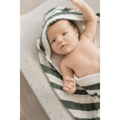 Done By Deer ™ Badhanddoek Met Capuchon Stripes Groen -Kleine Wondertjes done by deer badhanddoek met capuchon stripes groen a395025 3