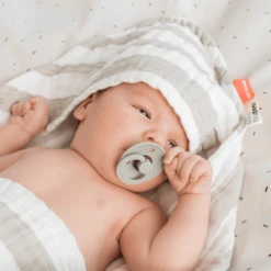 Done By Deer ™ Badhanddoek Met Capuchon Stripes Roze -Kleine Wondertjes done by deer badhanddoek met capuchon stripes roze a394631 3