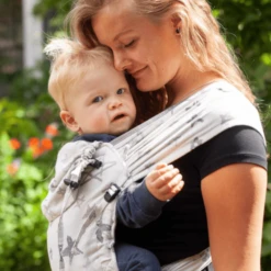 Hoppediz Babydraagzak Hop-Tye Buckle Jacquard Singapore Grijs -Kleine Wondertjes hoppediz babydraagzak hop tye buckle jacquard singapore grijs a299652 3