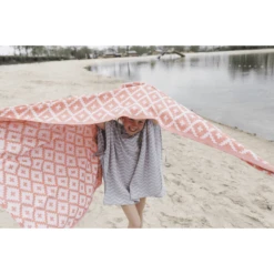 KipKep Blenker Handdoek 170 X 100 Cm Emberglow Red -Kleine Wondertjes kipkep blenker handdoek 170 x 100 cm emberglow red a297030 3