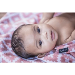 KipKep Blenker Handdoek 170 X 100 Cm Emberglow Red -Kleine Wondertjes kipkep blenker handdoek 170 x 100 cm emberglow red a297030 4