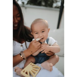 Mushie Vinger Tandenborstel Klei/Verplaatsing Sand -Kleine Wondertjes mushie vinger tandenborstel klei verplaatsing sand a399470 2