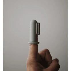 Mushie Vingertandenborstel Cambridge Blauw/Verwisselend Sand 7 Mushie Vingertandenborstel Cambridge Blauw/Verwisselend Sand -Kleine Wondertjes mushie vingertandenborstel cambridge blauw verwisselend sand a399468 2